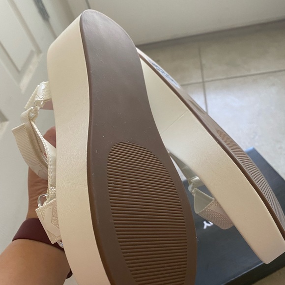 Brand New DKNY - Picture 5 of 8